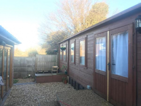 Charming 2-Bed Chalet Guesthouse near Oxford City!